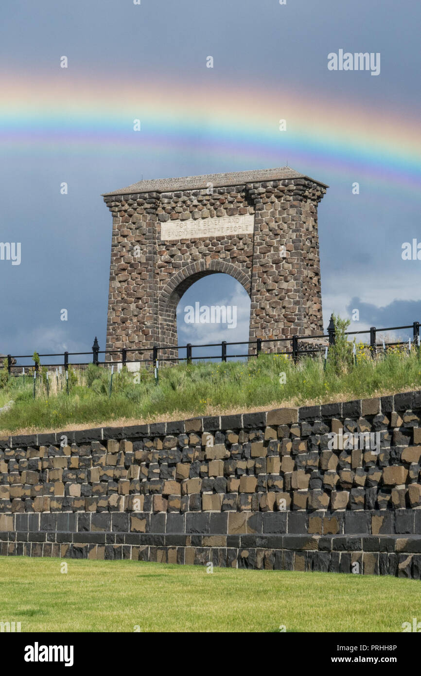 Regenbogen über dem Roosevelt Arch im Eingang Nord zum Yellowstone National Park. Stockfoto