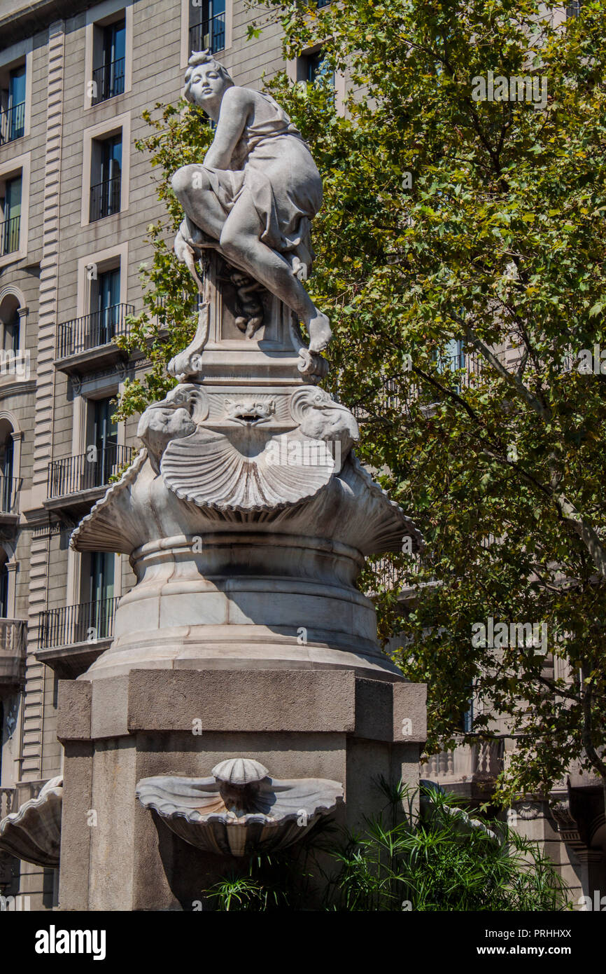 Die Diana Brunnen, steht in der Mitte von Barcelona Gran Via in Katalonien, Spanien, Europa. Stockfoto