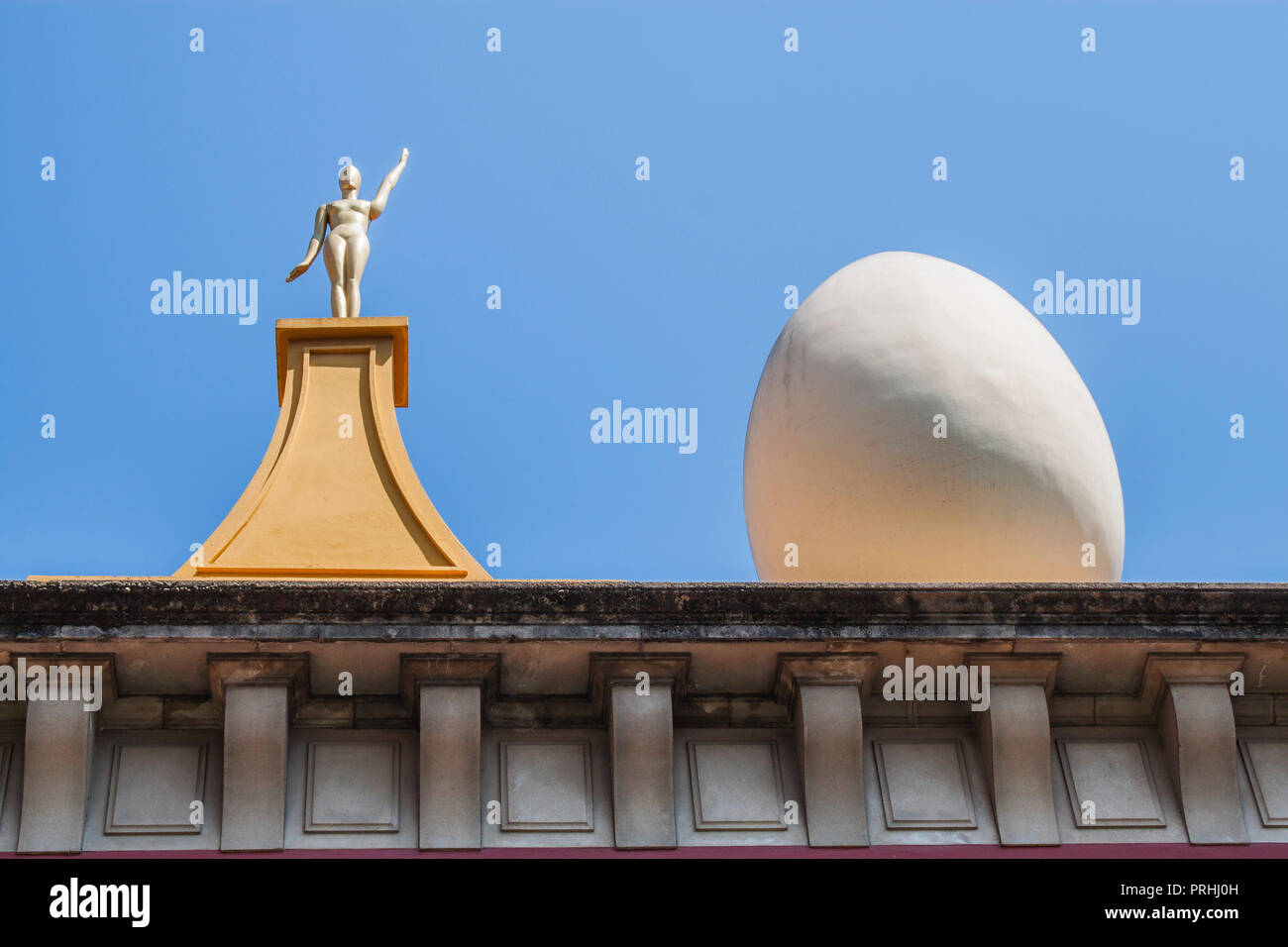 Das berühmte Theater und Salvador Dalí-Museum in Figueres, Katalonien, Spanien, Europa. Die Fassade ist durch eine Reihe von riesigen Eier und goldenen Figuren gekrönt. Stockfoto