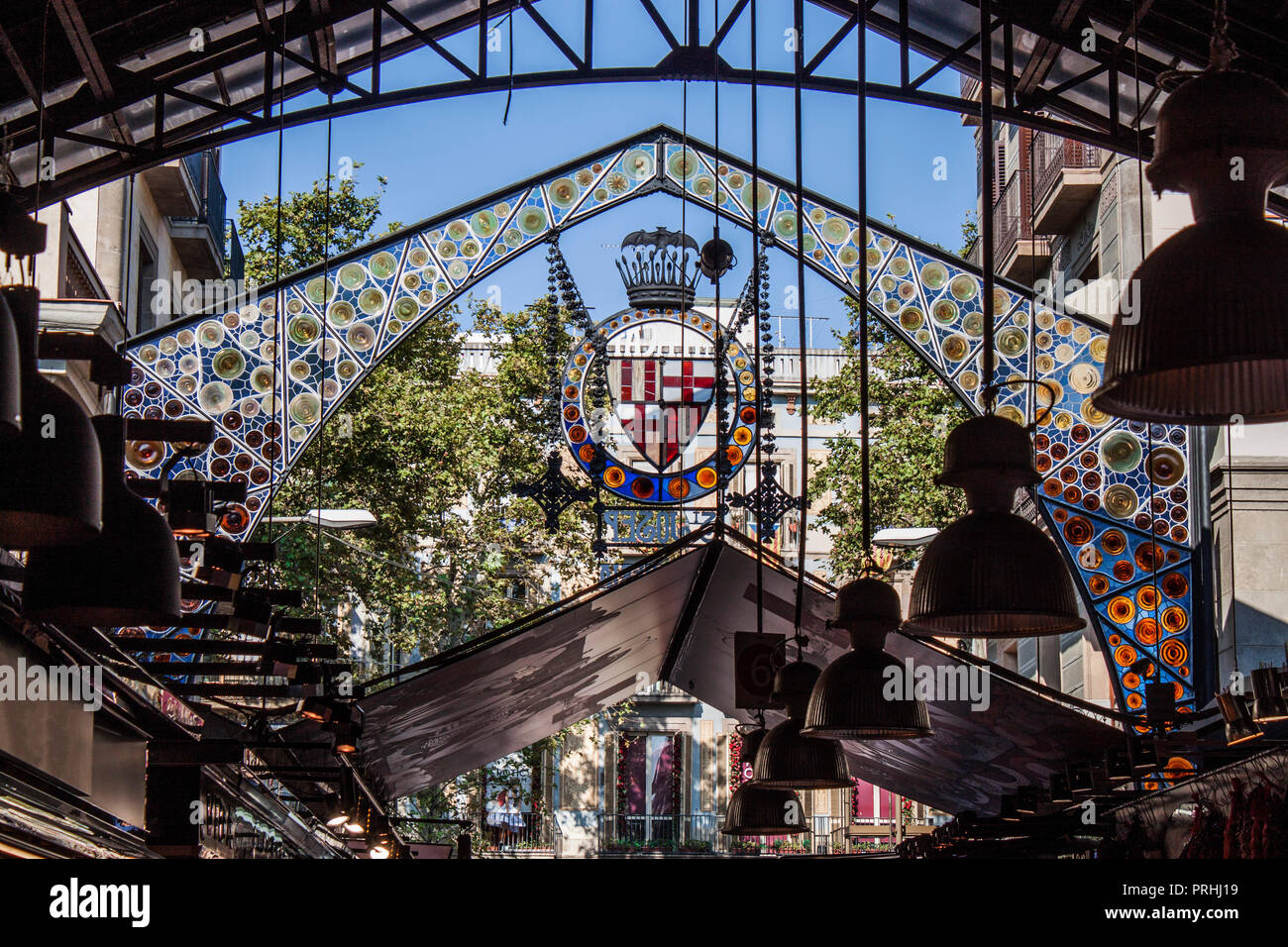 Sitzgelegenheiten Detail der berühmten Lebensmittelmarkt (La Boqueria) in der Altstadt von Barcelona, Katalonien, Spanien, Europa. Bunte Muster und Ornamente auf Glas. Stockfoto
