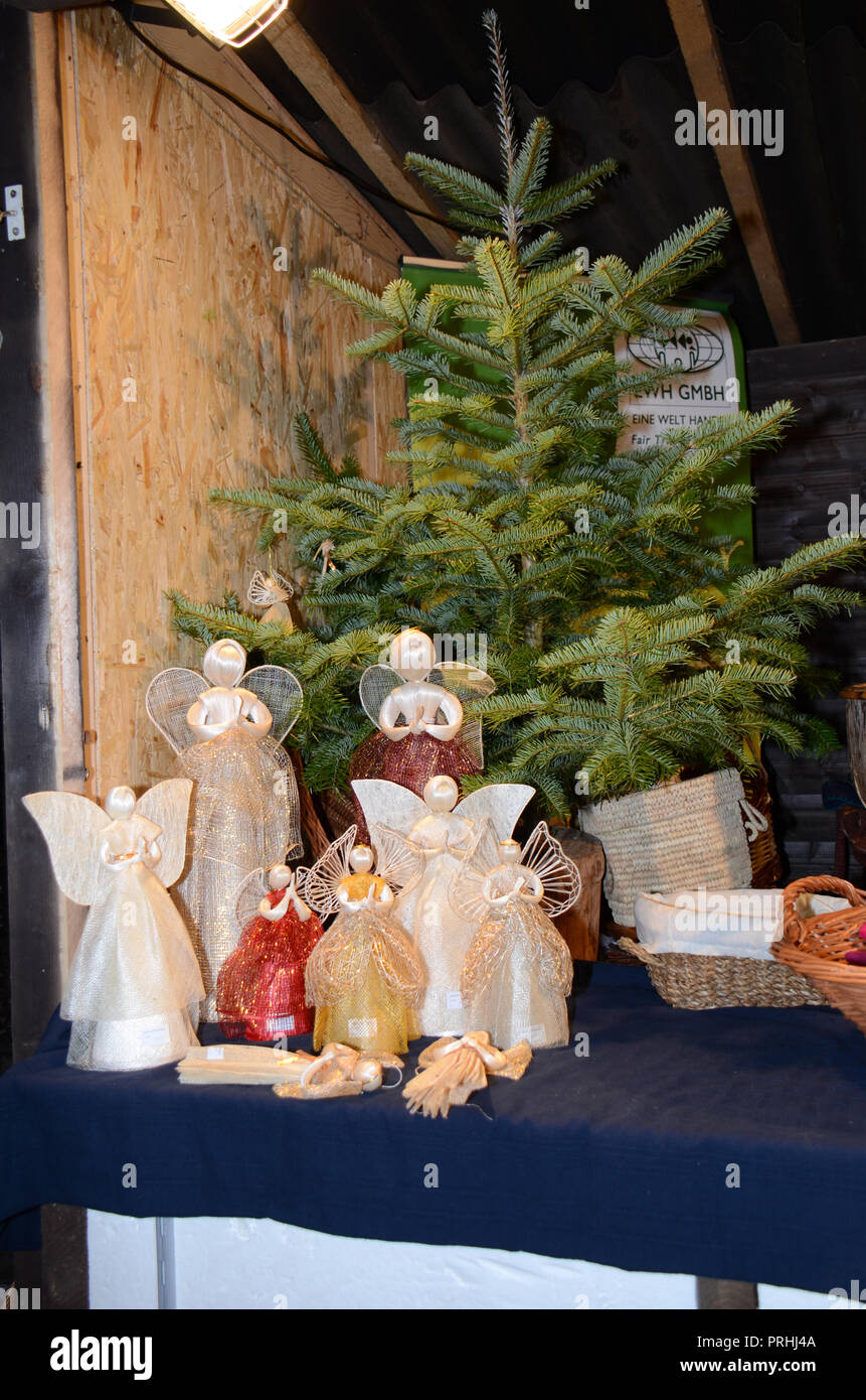 Kunsthandwerk und einige Lebensmittel zum Verkauf auf dem Markt während der Winter Zeit vor Weihnachten Stockfoto