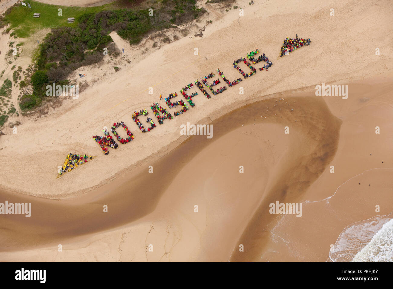 Einheimische Protest vorgeschlagenen Kohleflöz gas Entwicklungen über ein 'Nein' Gasfields menschlichen Zeichen am Strand von Seaspray in Gippsland, Australien. Stockfoto