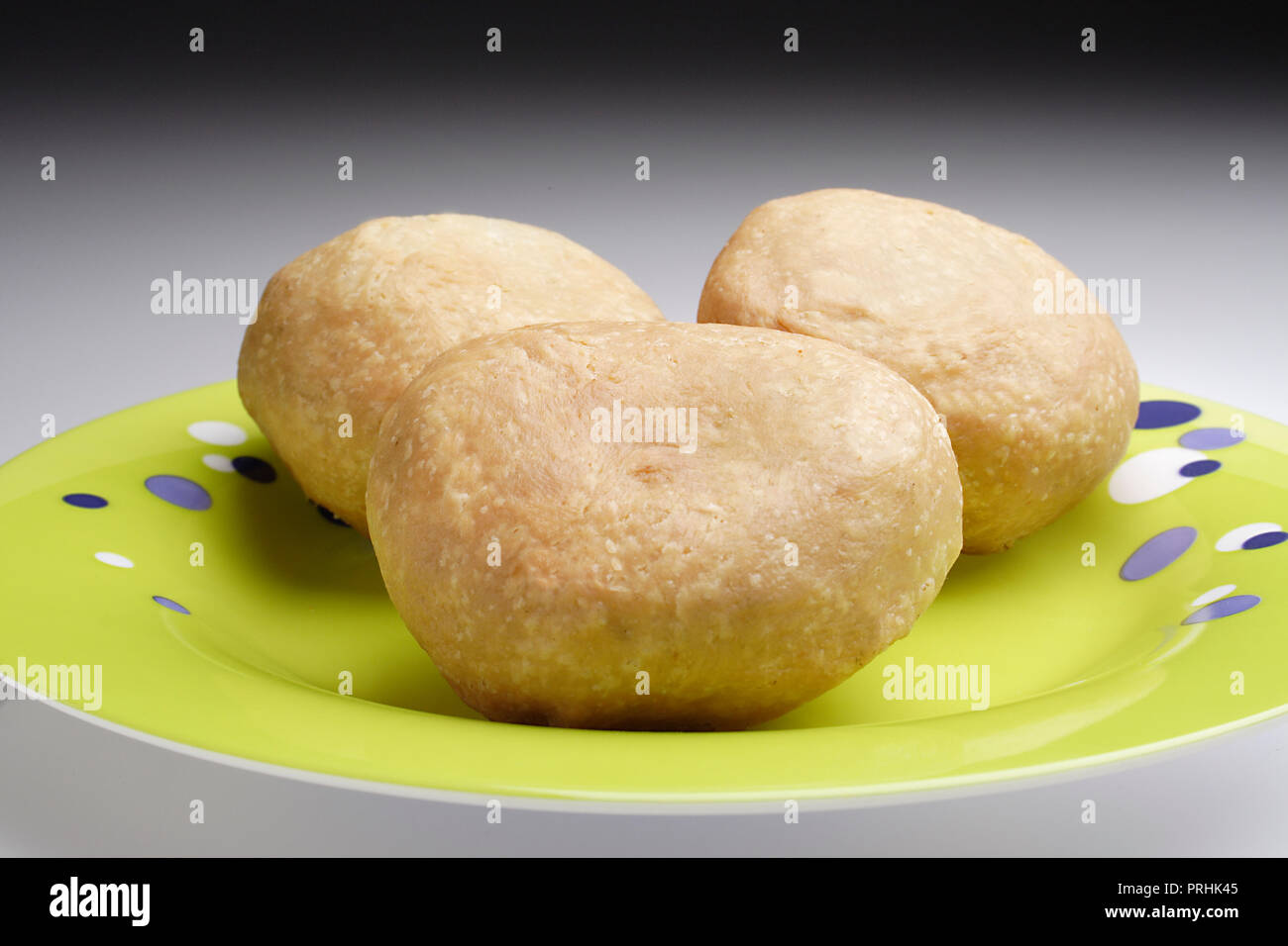 Kachori auf einer Platte Stockfoto