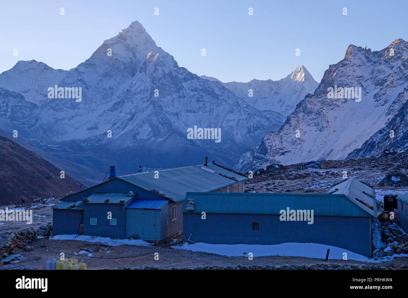 Das Dorf Dzongla, mit Blick auf die Ama Dablam Stockfoto