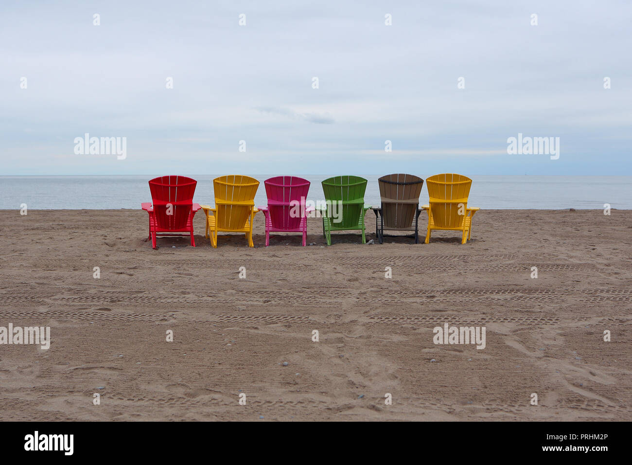 Schuß von bunten Liegestühle von hinten gesehen an einem einsamen Strand (Woodbine Strand, Toronto, CA). Stockfoto