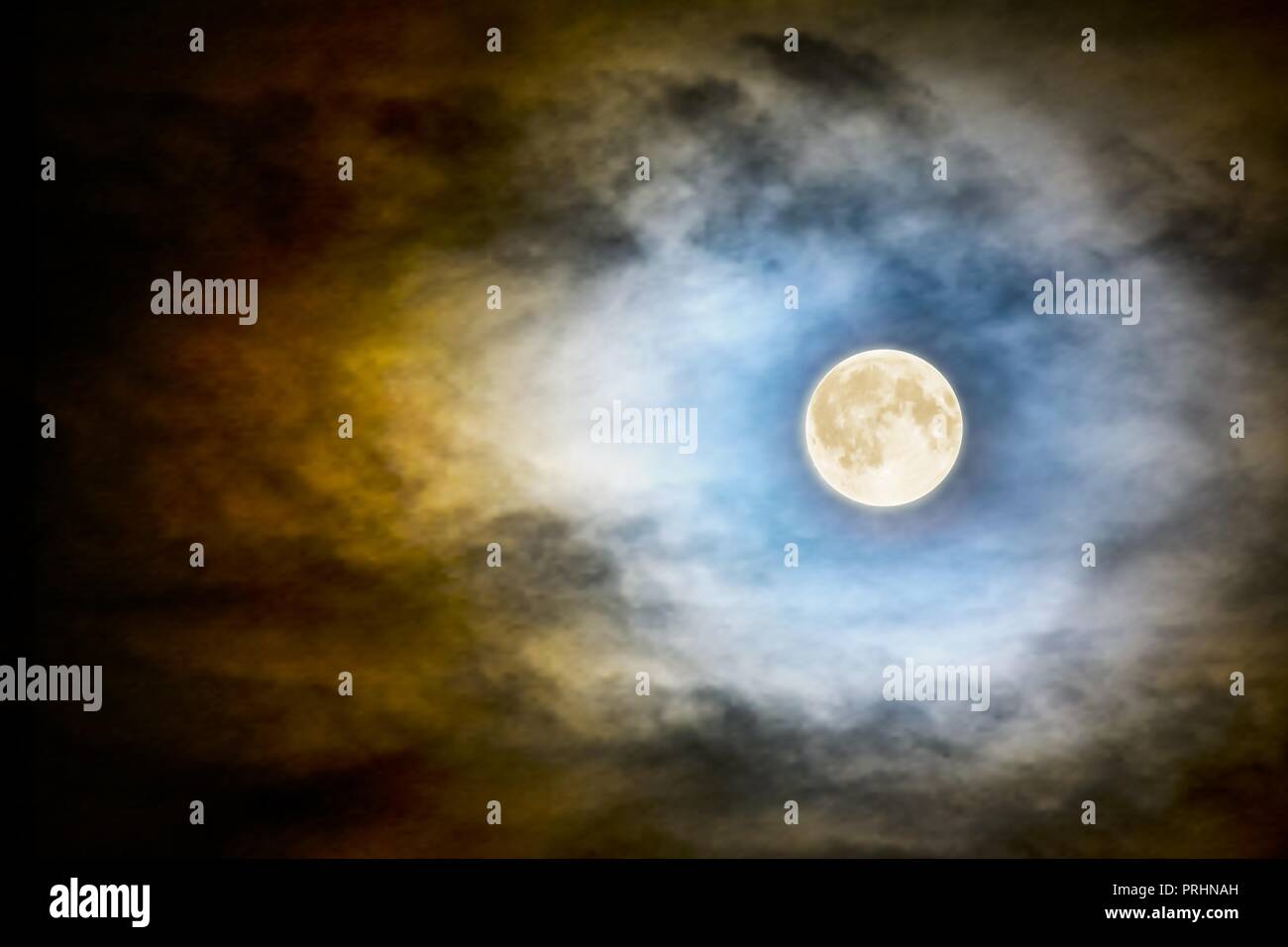 Volle vektor Mond über dunkle Wolken Mitternachtsblau. Spooky moonlight Halloween Hintergrund Stock Vektor