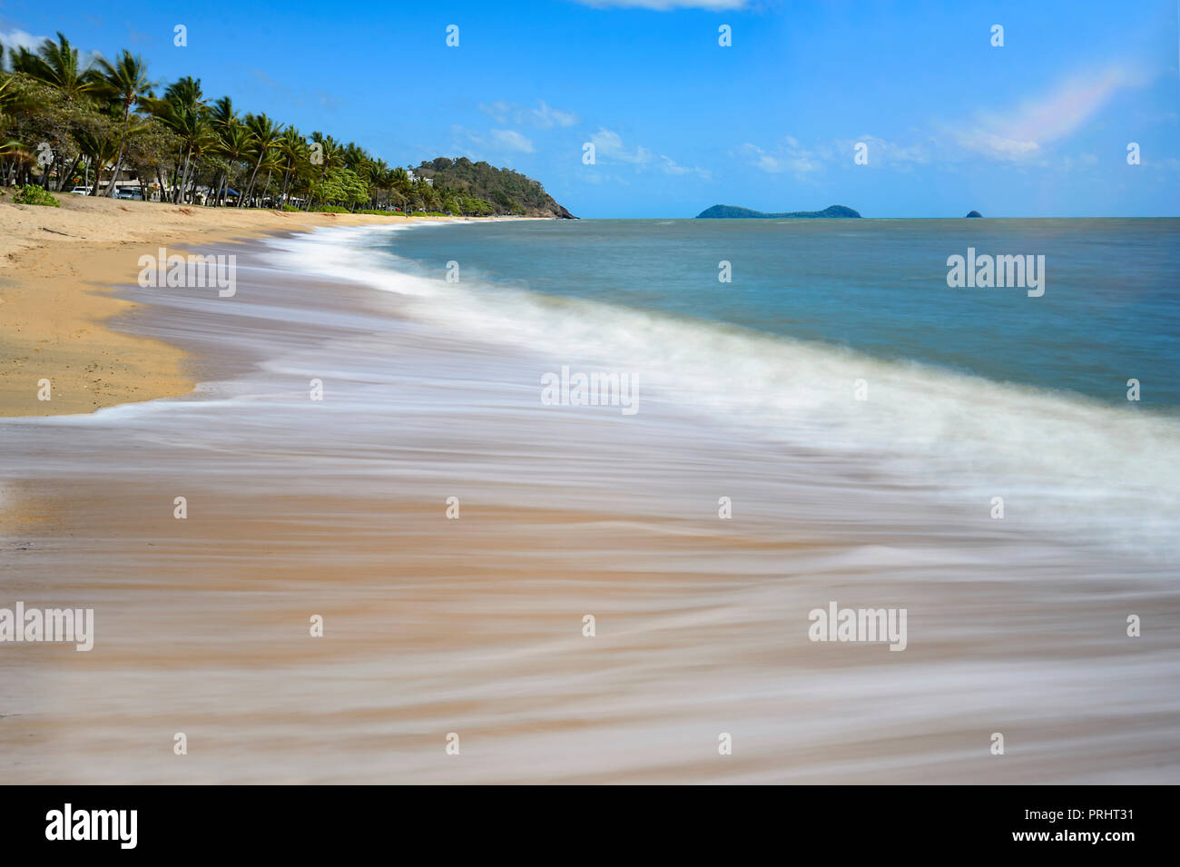 Motion Blur von Wellen an der szenischen exotische Trinity Beach, Cairns Northern Beaches, Far North Queensland, FNQ, QLD, Australien Stockfoto