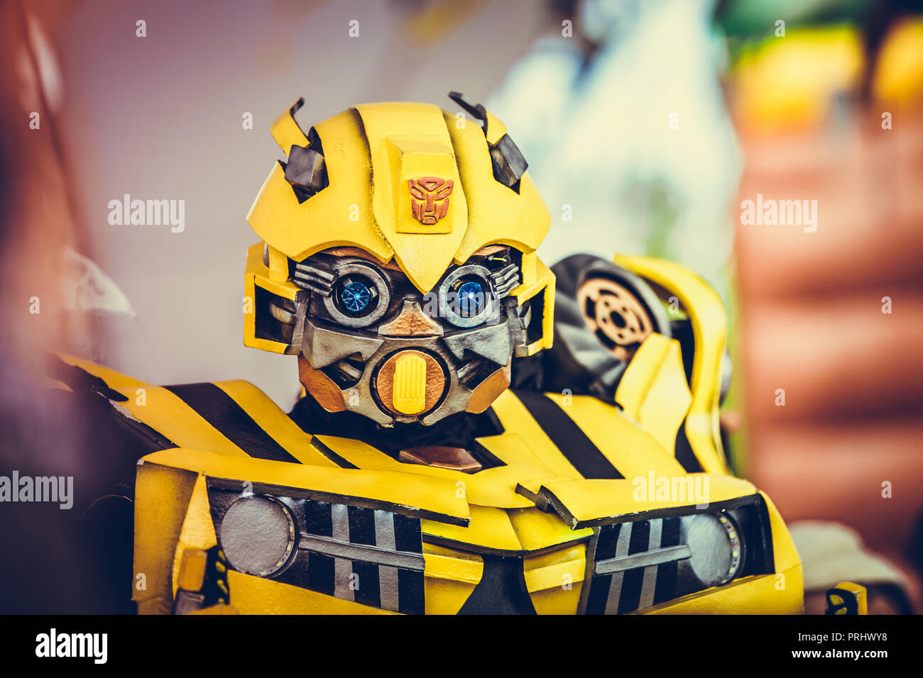 22. September 2018 von Bumblebee Roboter von Transformatoren, unterhält Kinder auf einer Flugschau, Chisinau, Republik Moldau Stockfoto