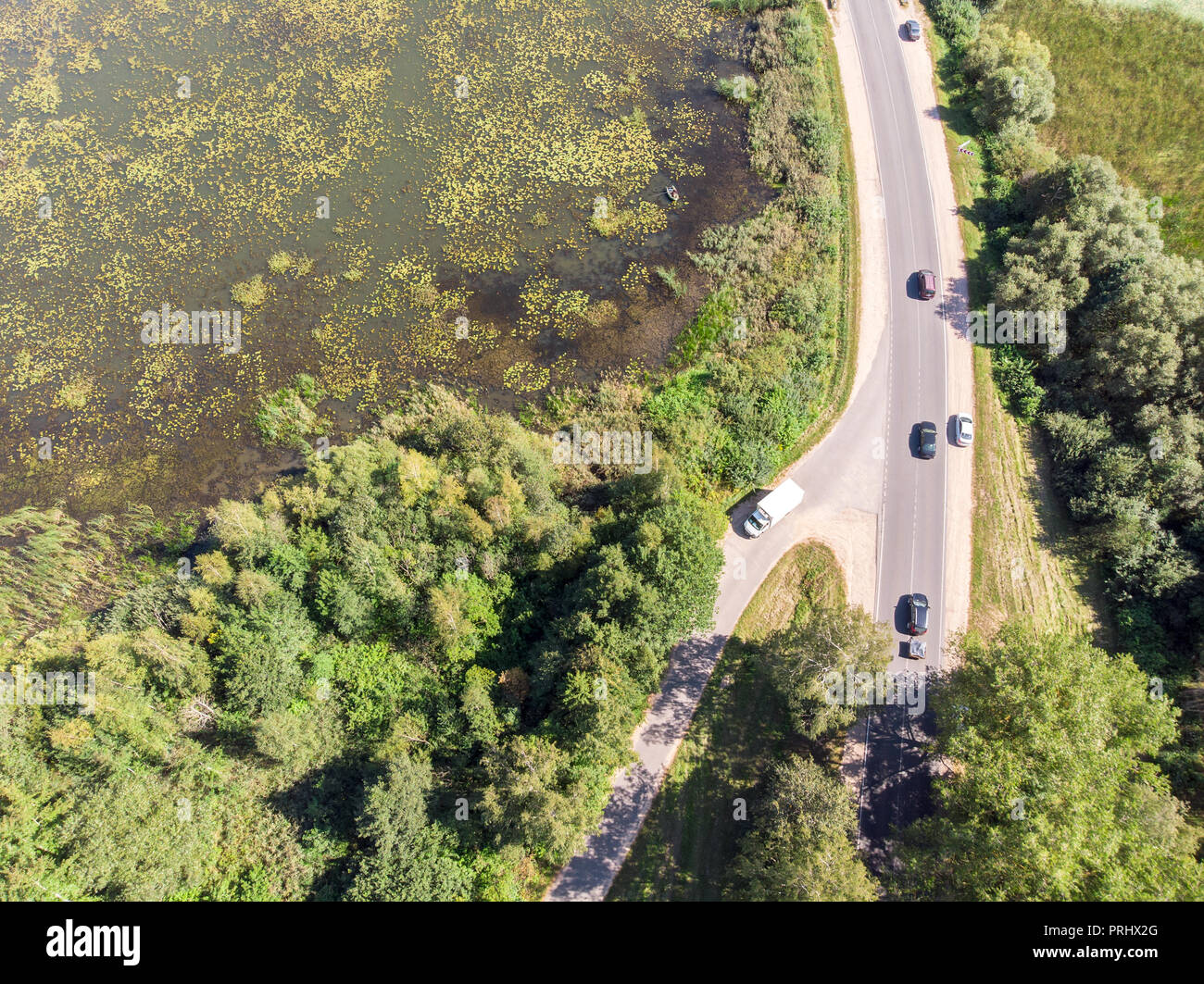 Malerische Aussicht auf Landschaft Landschaft. Autos fahren auf ländlichen Straßen durch grüne Felder Stockfoto