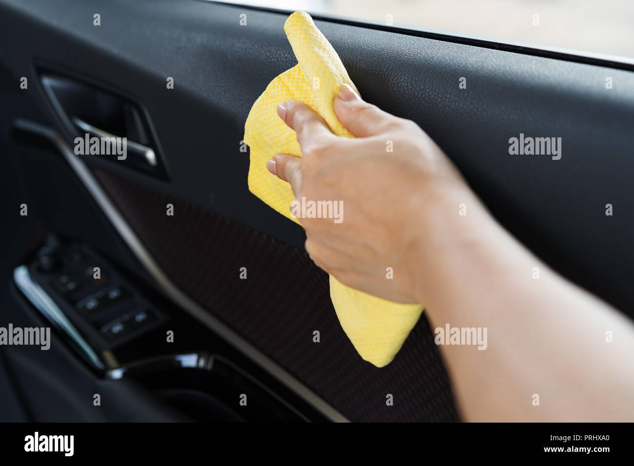 Hand mit Mikrofasertuch reinigen Innenraum auto Türaußenhaut Stockfoto