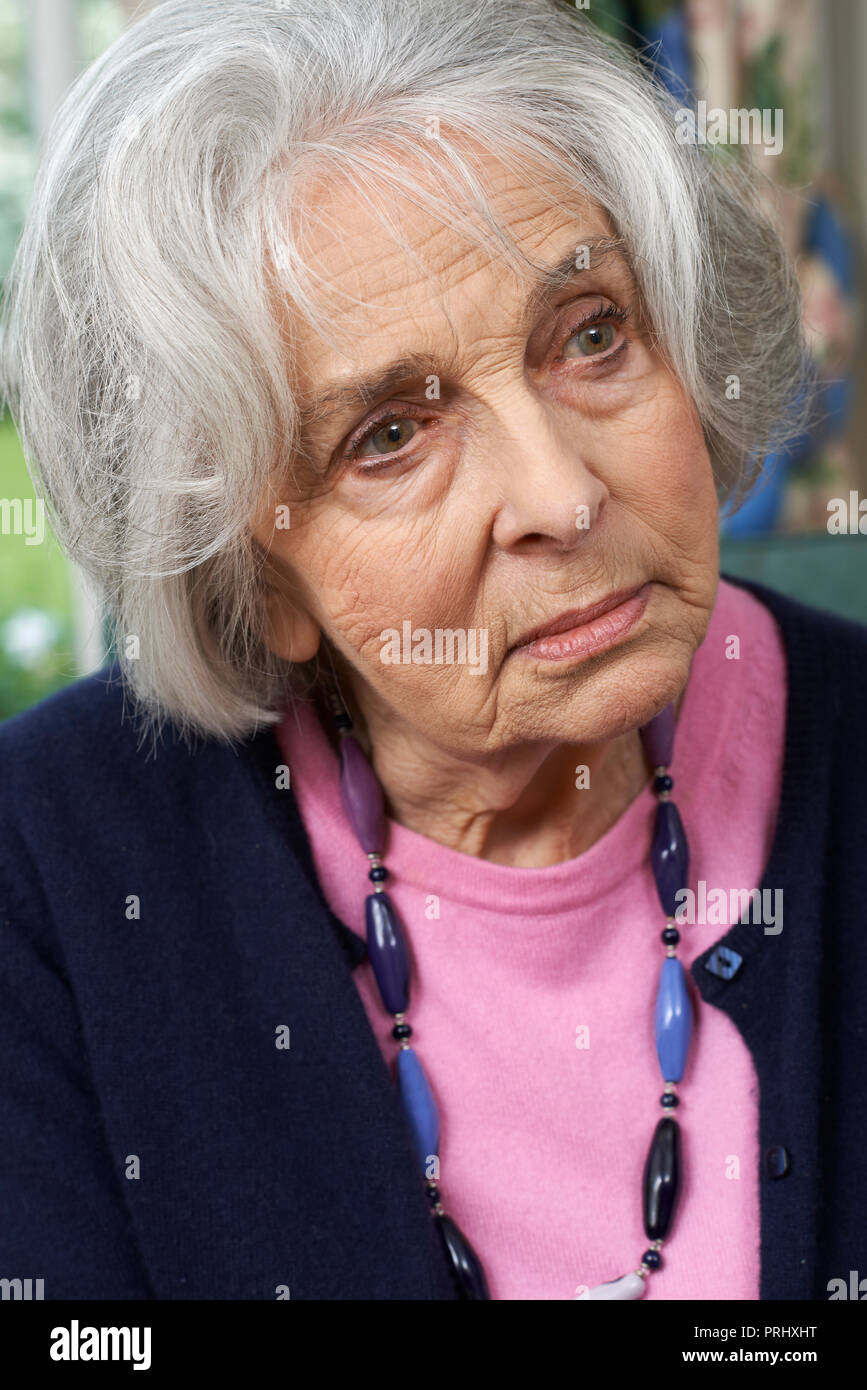 Kopf und Schultern Geschossen von Nachdenklich ältere Frau zu Hause Stockfoto