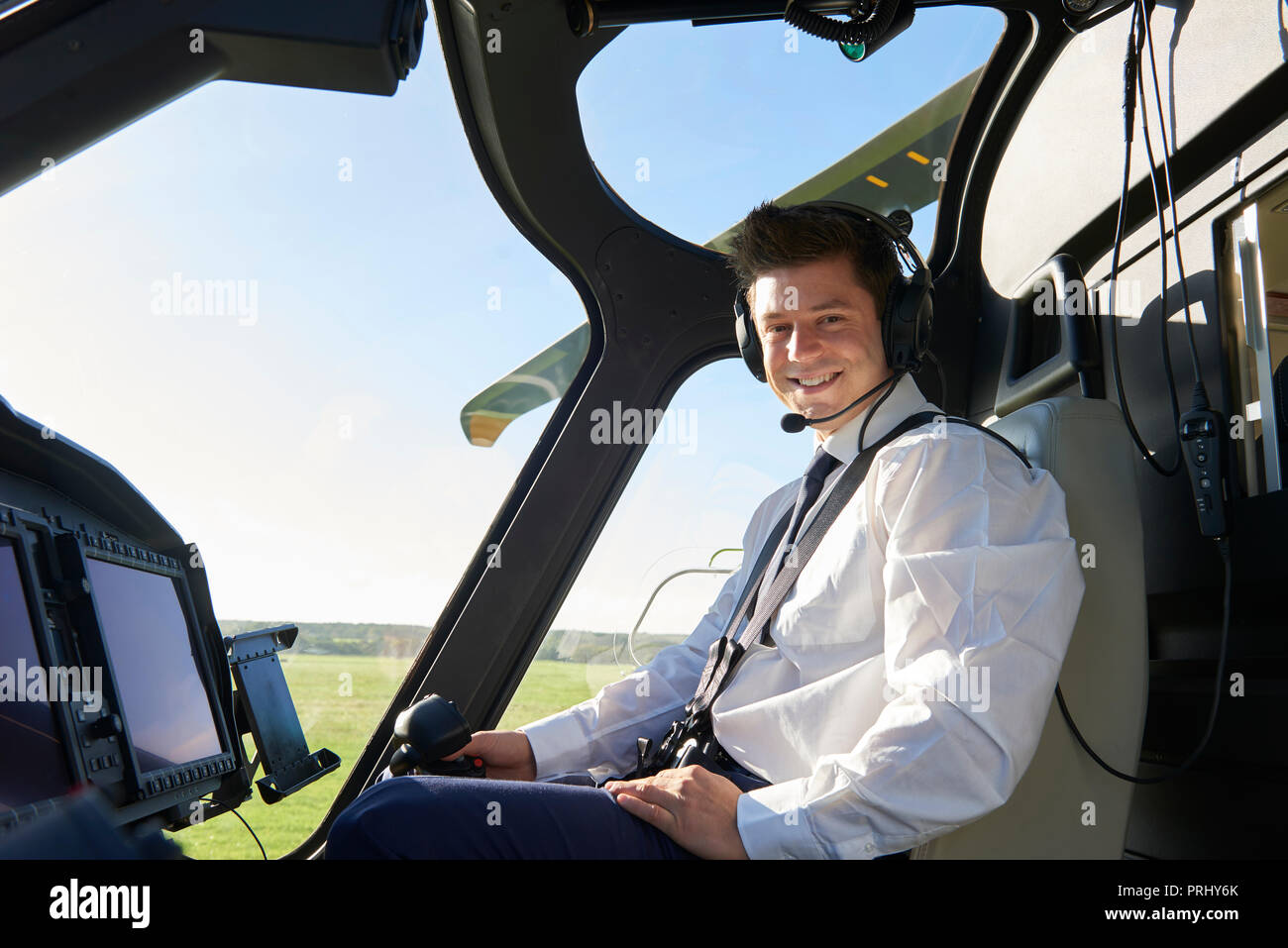 Portrait der männlichen Helikopter Pilot im Cockpit vor dem Flug Stockfoto