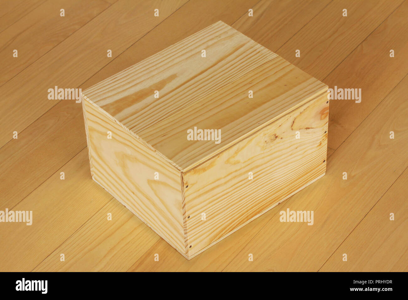 Holz- geschlossene Box auf Holzboden Hintergrund Stockfoto