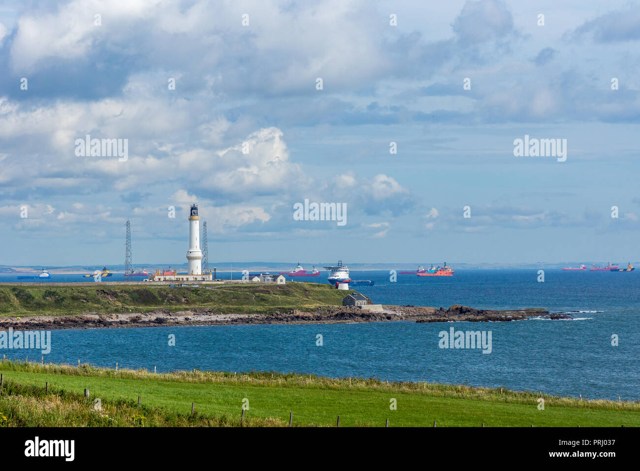 Girdleness Leuchtturm und Aberdeen Bucht mit viel Öl Schleppern. Stockfoto