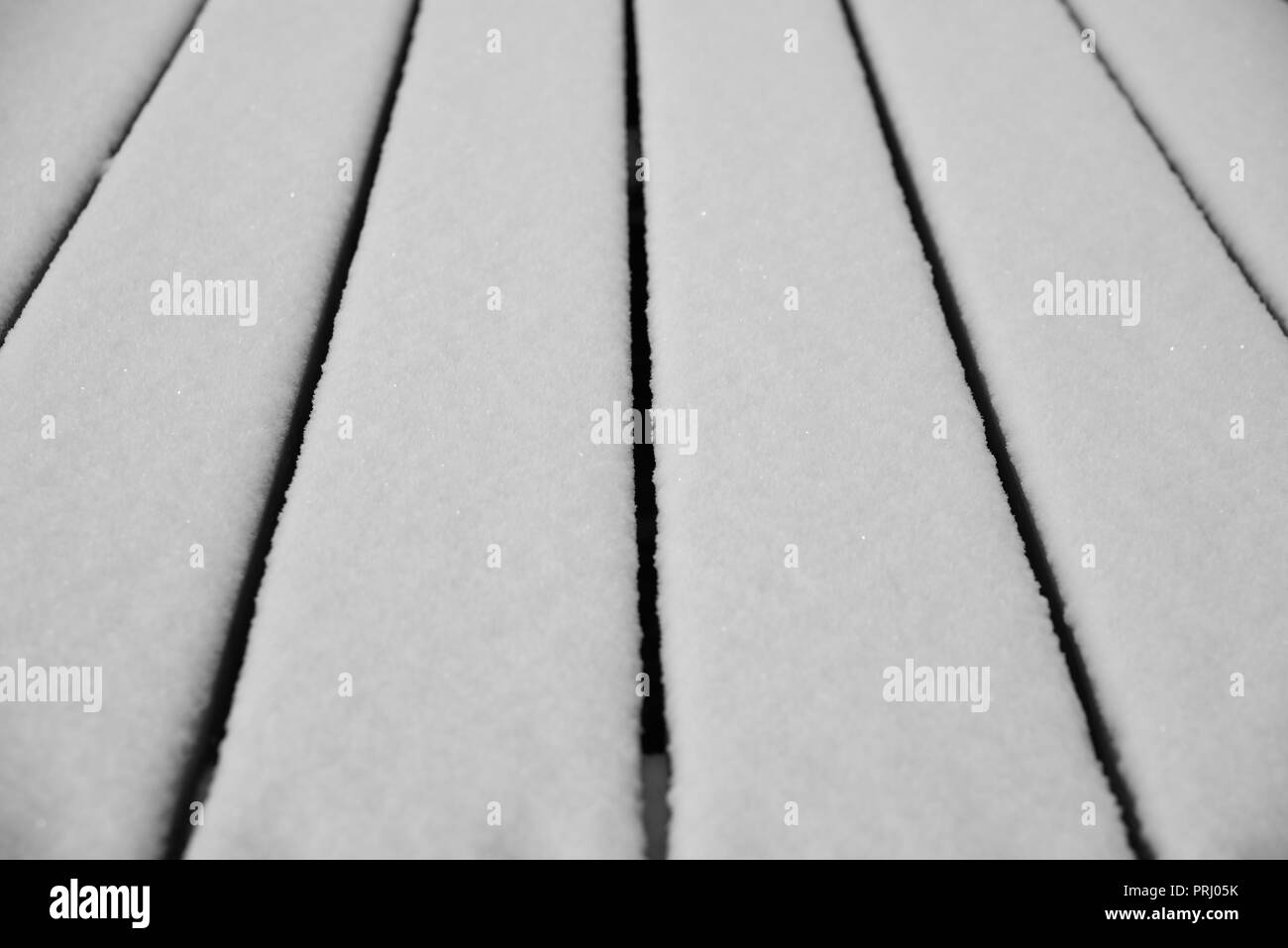 Schnee auf Holzplatten Stockfoto