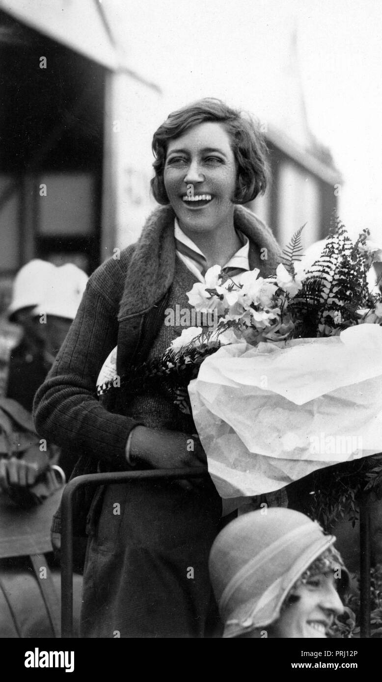AMY JOHNSON (1903-1941) Pionier Englisch aviator Bei der Ankunft in Brisbane, 30. Mai 1930. Früher hatte sie von Croydon, London am 5. Mai geflogen Darwin am 24. Mai zu erreichen. Stockfoto