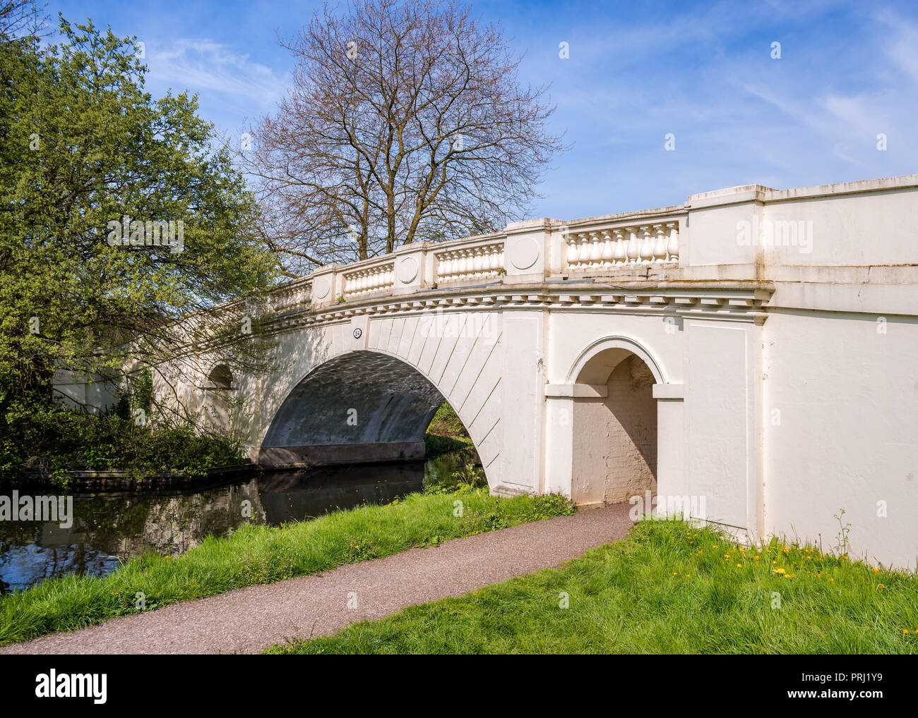 Die Waldung Zierpflanzen Brücke (Grand Union Canal Bridge Nr. 164), in der Cassiobury Park, Watfrord, Hertfordshire, England. Stockfoto