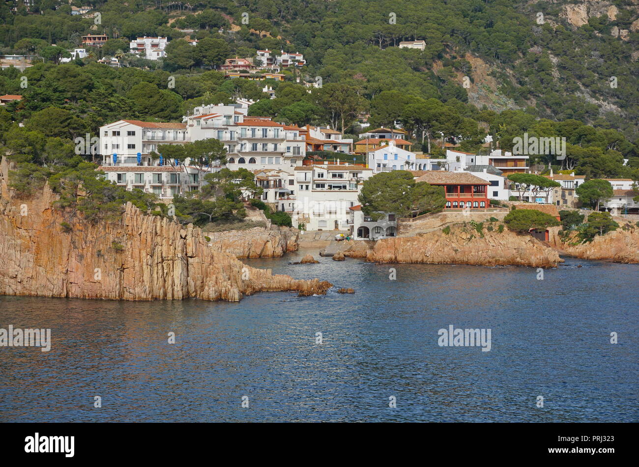 An der felsigen Küste mit dem Fischerdorf Fornells de Mar in der Bucht von Aiguablava, Spanien, Costa Brava, Mittelmeer, Katalonien, Girona, Baix Emporda Stockfoto