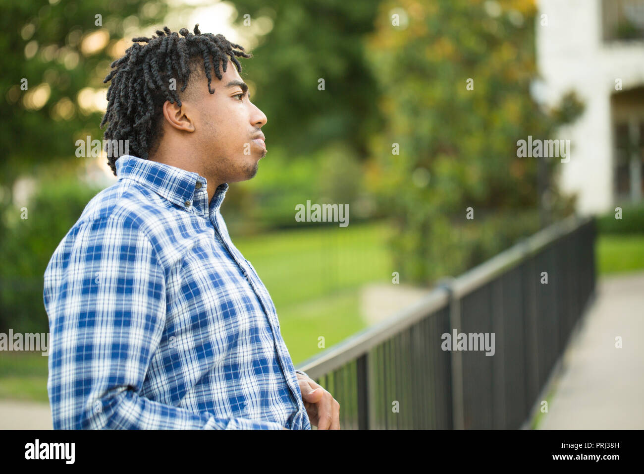 Junge afrikanische amerikanische Mann tief in Gedanken. Stockfoto