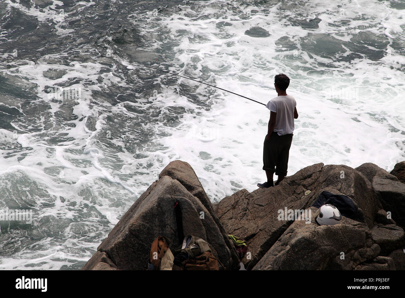 Mann angeln an Chonjin in Nordkorea Stockfoto