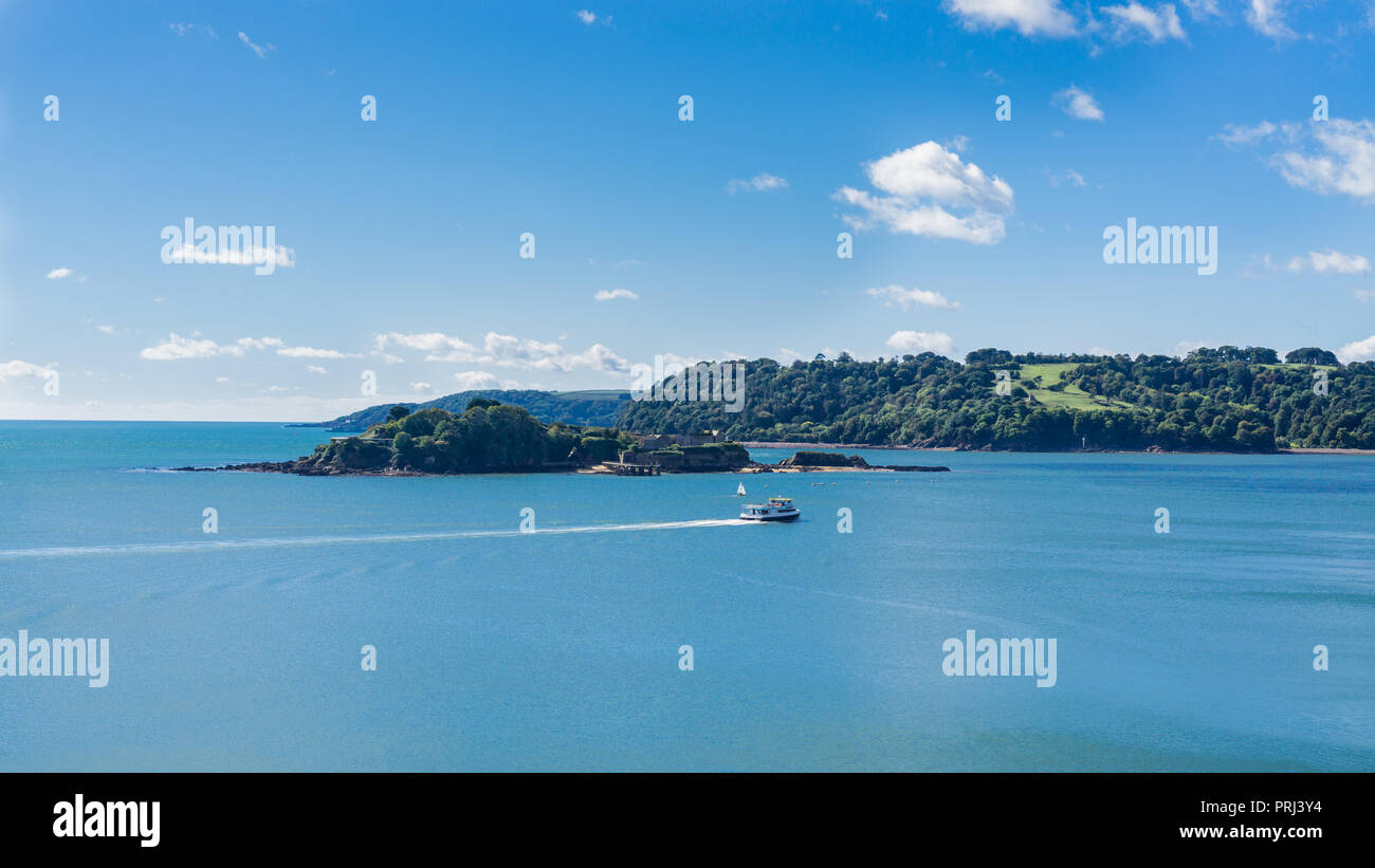Mit Blick auf Plymouth mit Meerblick mit Drakes Island in der Ferne und ein einzelnes Boot vorbei, Plymouth, England, UK Hoe Stockfoto