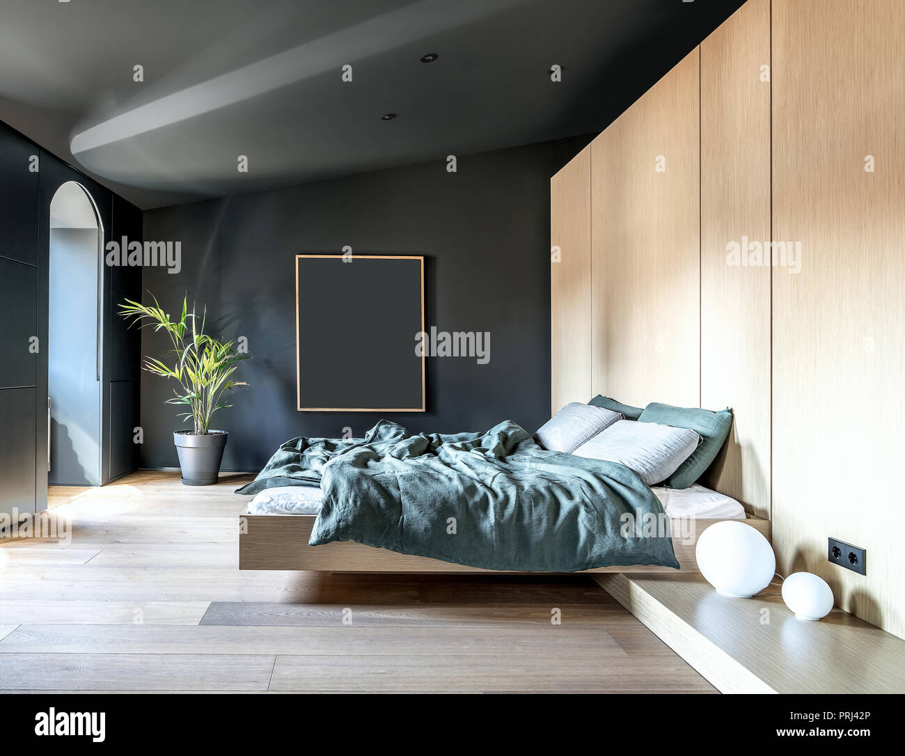 Modernes Schlafzimmer mit dunklen Wänden und einem Parkett auf dem Fußboden. Es gibt ein Bett mit bunten Handtücher, Schließfächer, weisse Kugel Lampen, grüne Pflanze in einen Topf, Stockfoto