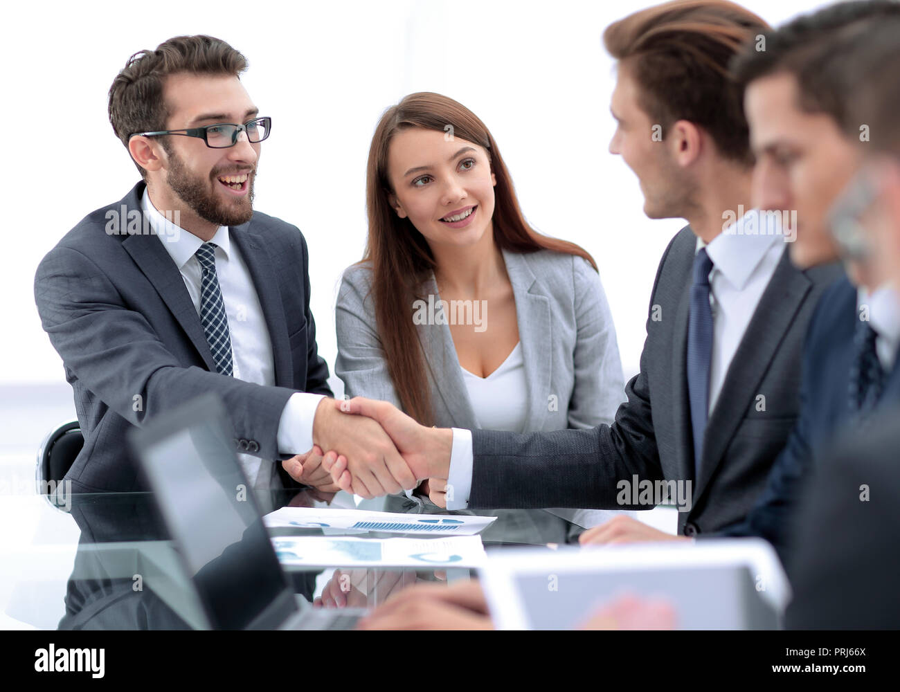 Geschäftsleute handshake nach Verhandlungen Stockfoto