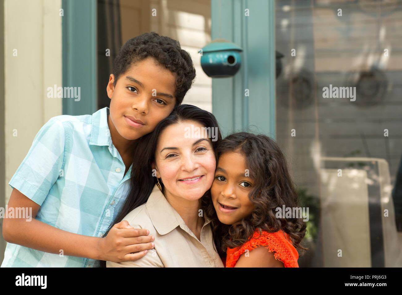 Happy Hispnaic Mutter lachen und reden mit ihren Kindern. Stockfoto