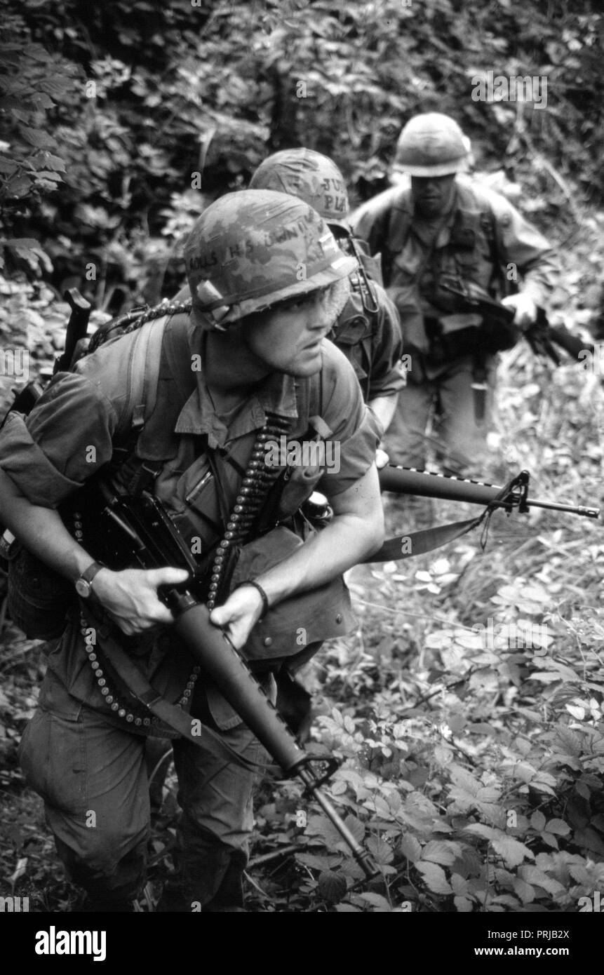 Vietnam Krieg Reenactors in Wäldern Stockfoto