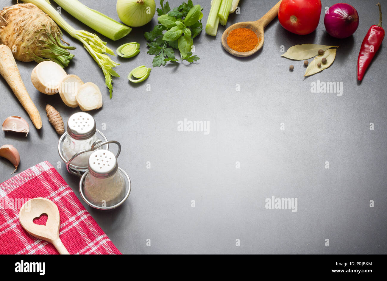 Kochen in der Küche essen Hintergrund Konzept mit Gewürzen, Gemüse Zutaten und kostenlose Kopie Raum Stockfoto