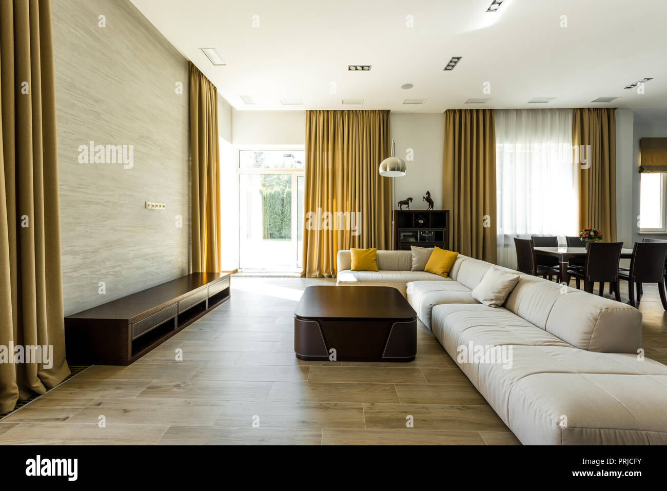 Innere leere modernes Wohnzimmer mit Sofa und Lampe Stockfoto