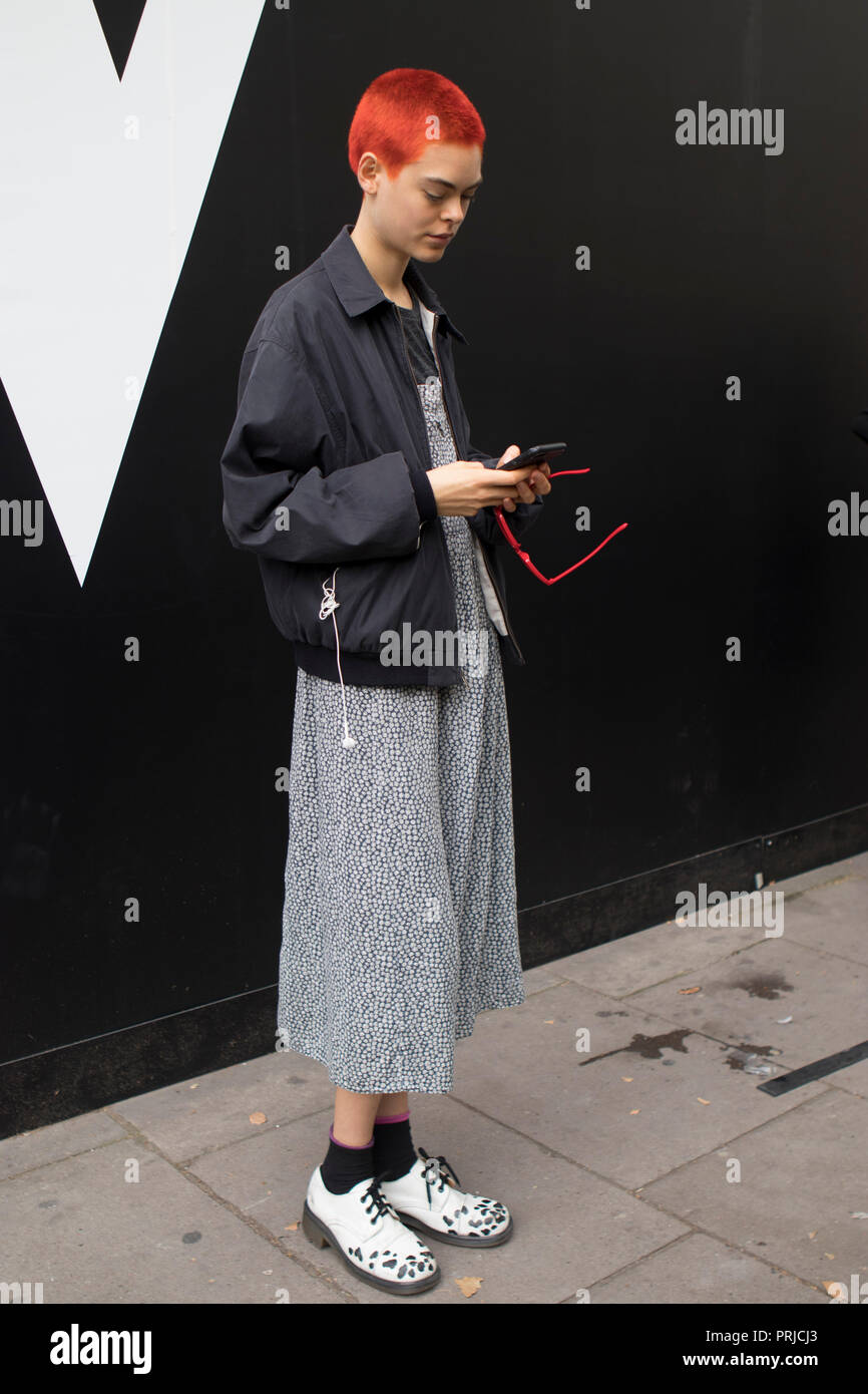 LONDON, Großbritannien - 14 September 2018: Leute auf der Straße, während der London Fashion Week. Redhead kurzhaarige Girl Modell in einem schwarzen Bomber jack Stockfoto