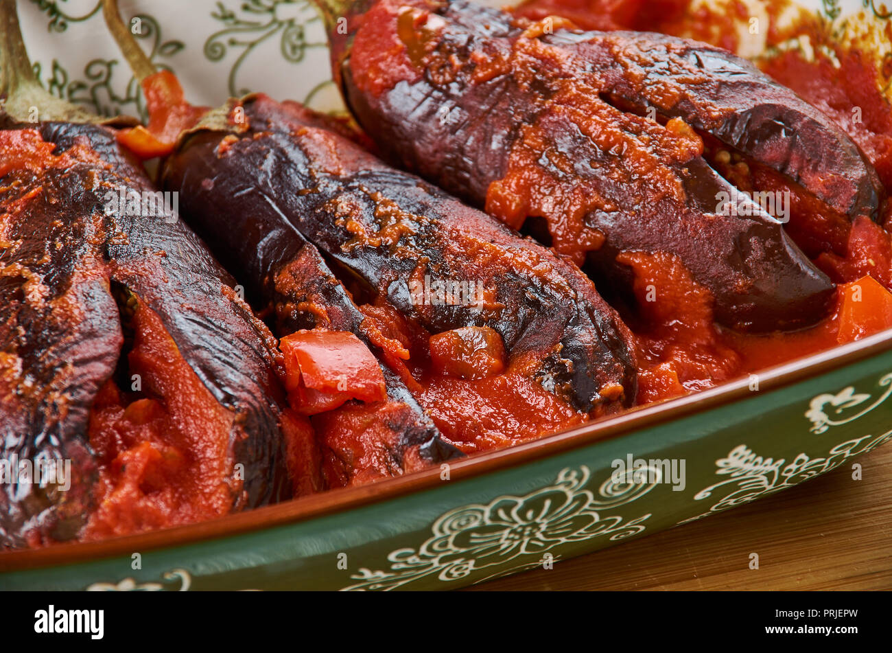 Bharli Vangi, gefüllte Brinjals, Maharashtrian gefüllten baby Auberginen Stockfoto