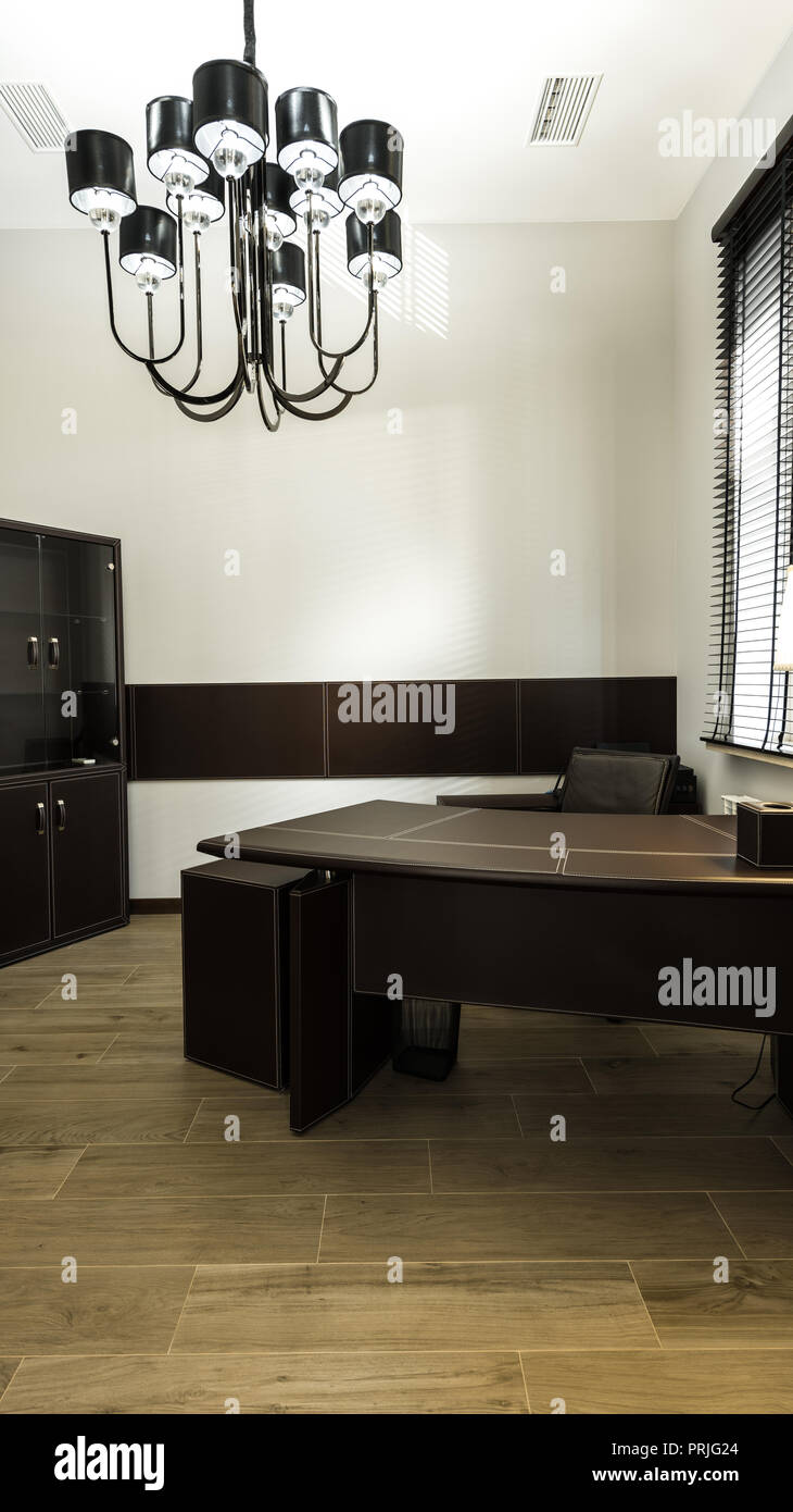 Innenansicht mit Home Office mit Tisch und Kronleuchter Stockfoto