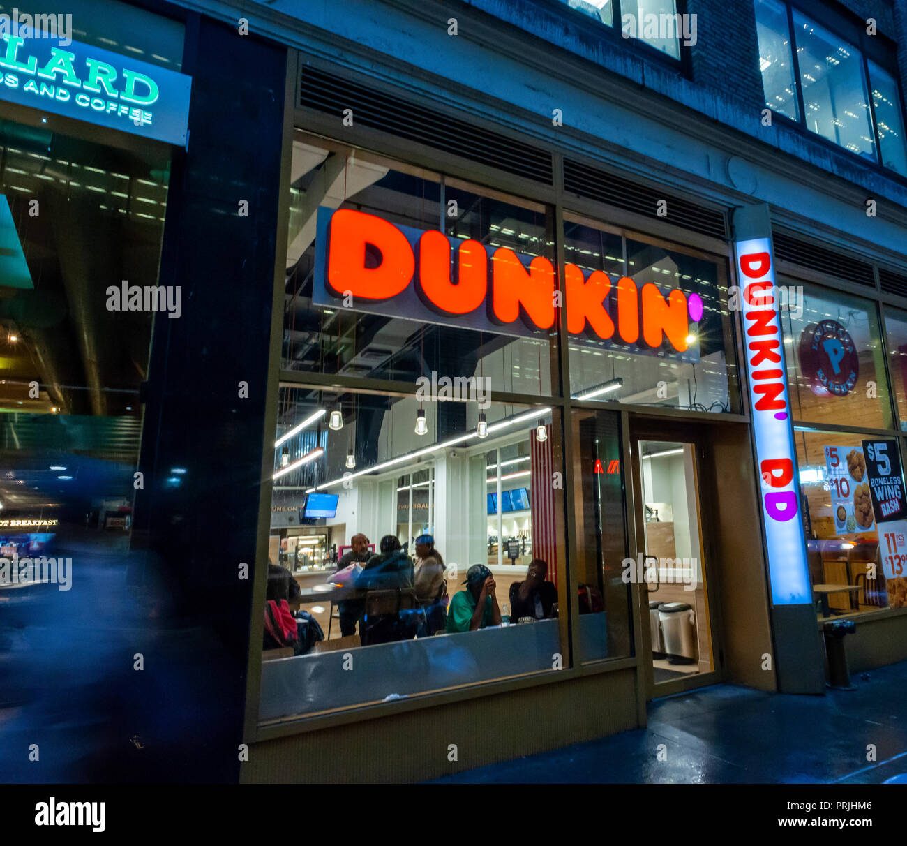 Ein Dunkin' Donuts Franchise in Midtown in New York am Dienstag, 25. September 2018. Dunkin' Brands angekündigt, dass sie zu entfernen war 'donuts' vom gleichnamigen Kette und es wird fortan nur als "unkin'' bekannt sein. Beverage sales Account für 60 Prozent des Unternehmens, aber es hat keine Pläne, Donuts aus seiner leckeren Auswahl zu fallen. Die Veränderung beginnt offiziell im Januar 2019. (Â© Richard B. Levine) Stockfoto