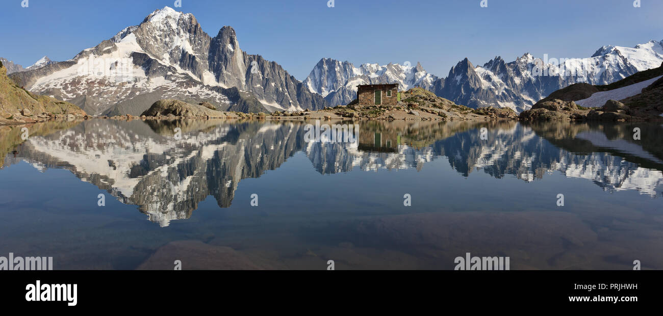Bergpanorama mit Wasser refelction in Lac Blanc, Aiguille Verte, Grandes Jorasses, Aiguille du Moine, Montblance Massiv Stockfoto