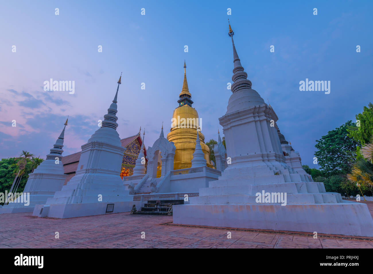 Der goldene Turm oder Pagode von Wat Suan Dok, wo alte Chiang Mai Gouverneure Friedhof in derselben Anlage befindet. Stockfoto