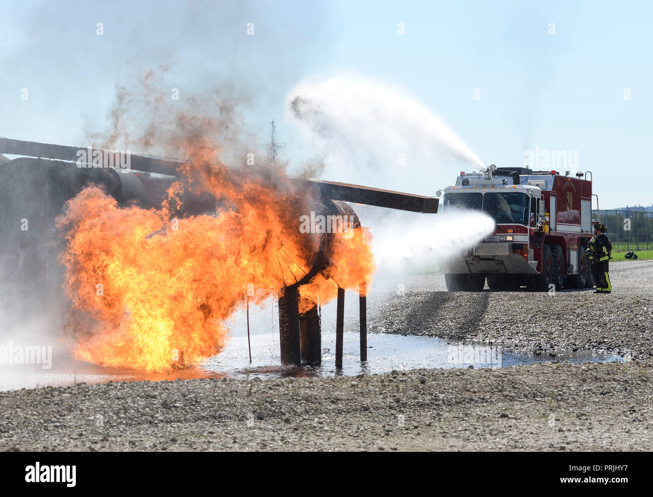Teilnehmer im Feuer Ops 101 Veranstaltung in Wright-Patterson Air Force Base, Ohio, mit Wasserwerfer ein Löschfahrzeug in dem Versuch, ein Flugzeug ein Brand während Capstone übung des Ereignisses zu löschen, Sept. 28, 2018. Die Veranstaltung erlaubt Base und lokalen Entscheidungsträgern eine Chance zu sehen, die neuesten Produkte ihrer Feuerwehren sind und was Sie tun, auf einer täglichen Basis. (U.S. Air Force Foto von Wesley Farnsworth) Stockfoto