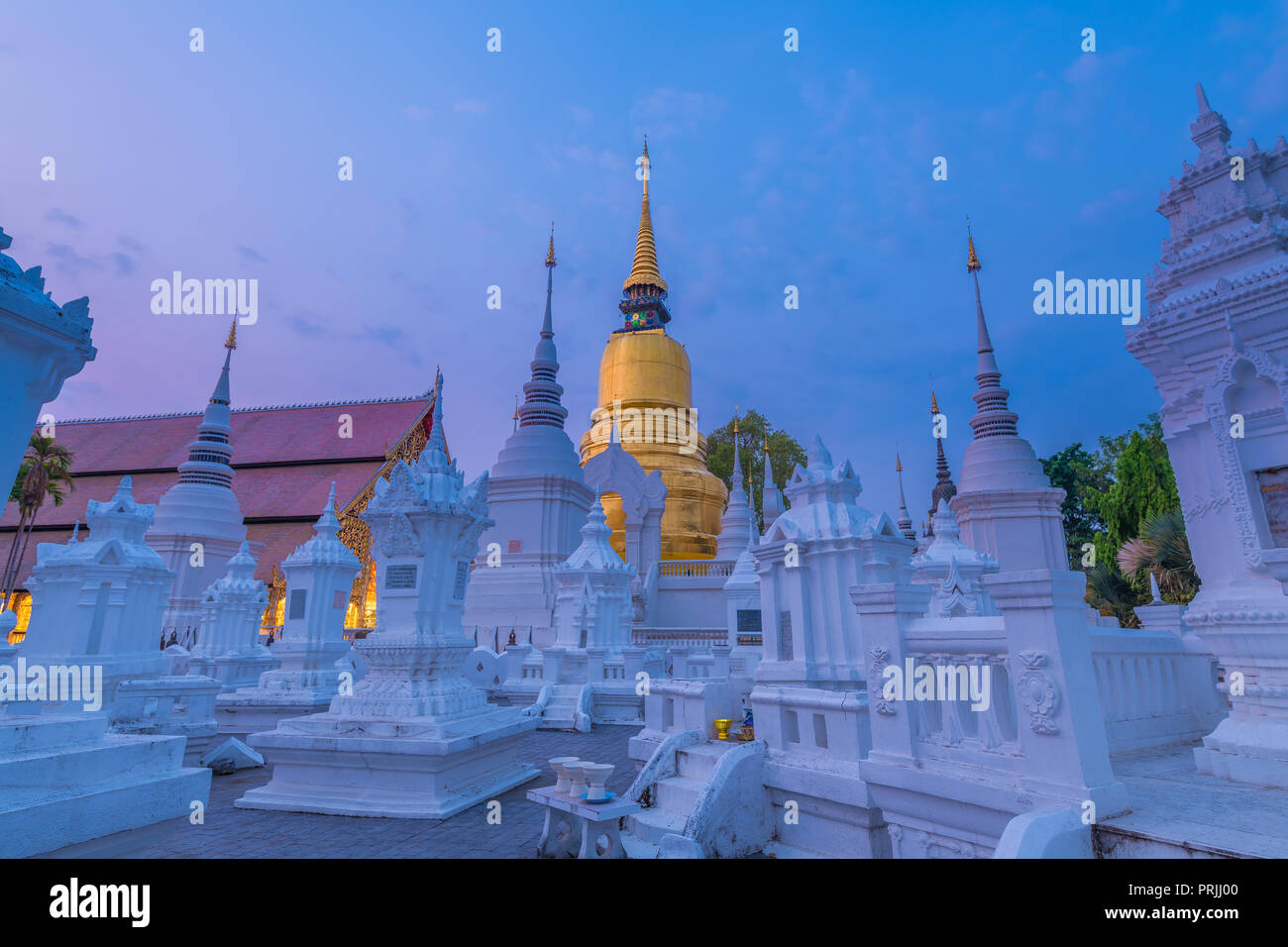 Der goldene Turm oder Pagode von Wat Suan Dok, wo alte Chiang Mai Gouverneure Friedhof in derselben Anlage befindet. Stockfoto