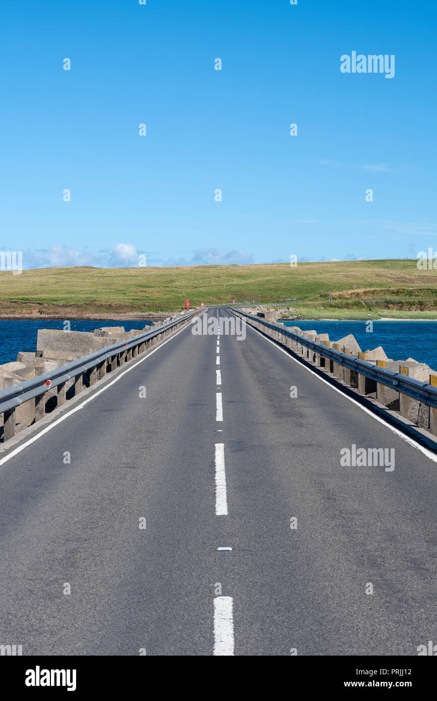 Churchill Barrier Nr. 3 Straße, im Zweiten Weltkrieg gebaut, um den natürlichen Hafen von Scapa Flow, South Ronaldsay, Orkney zu schützen. Stockfoto