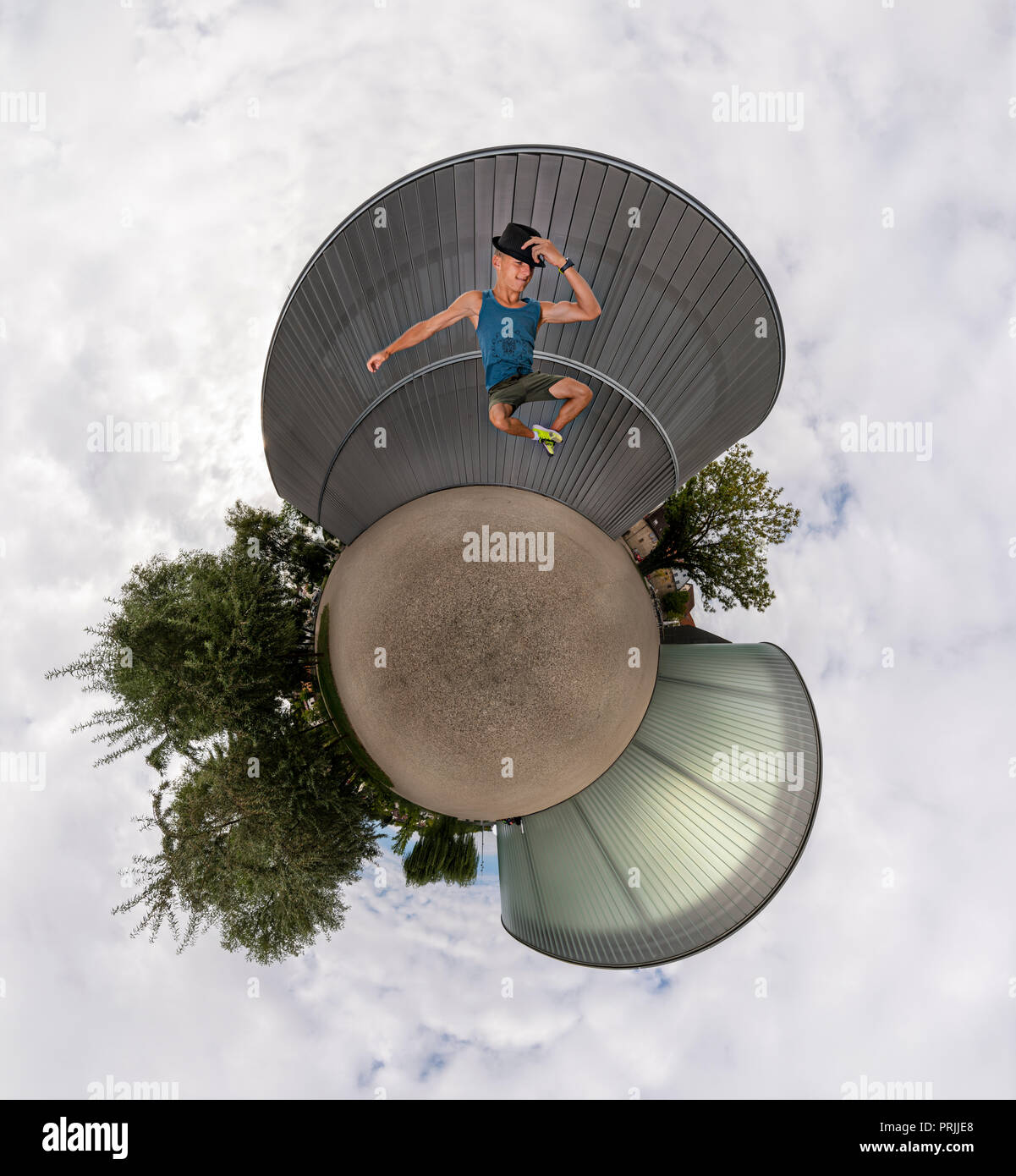 Little Planet, Freudensprung, Teenager mit Hut, Deutschland Stockfoto