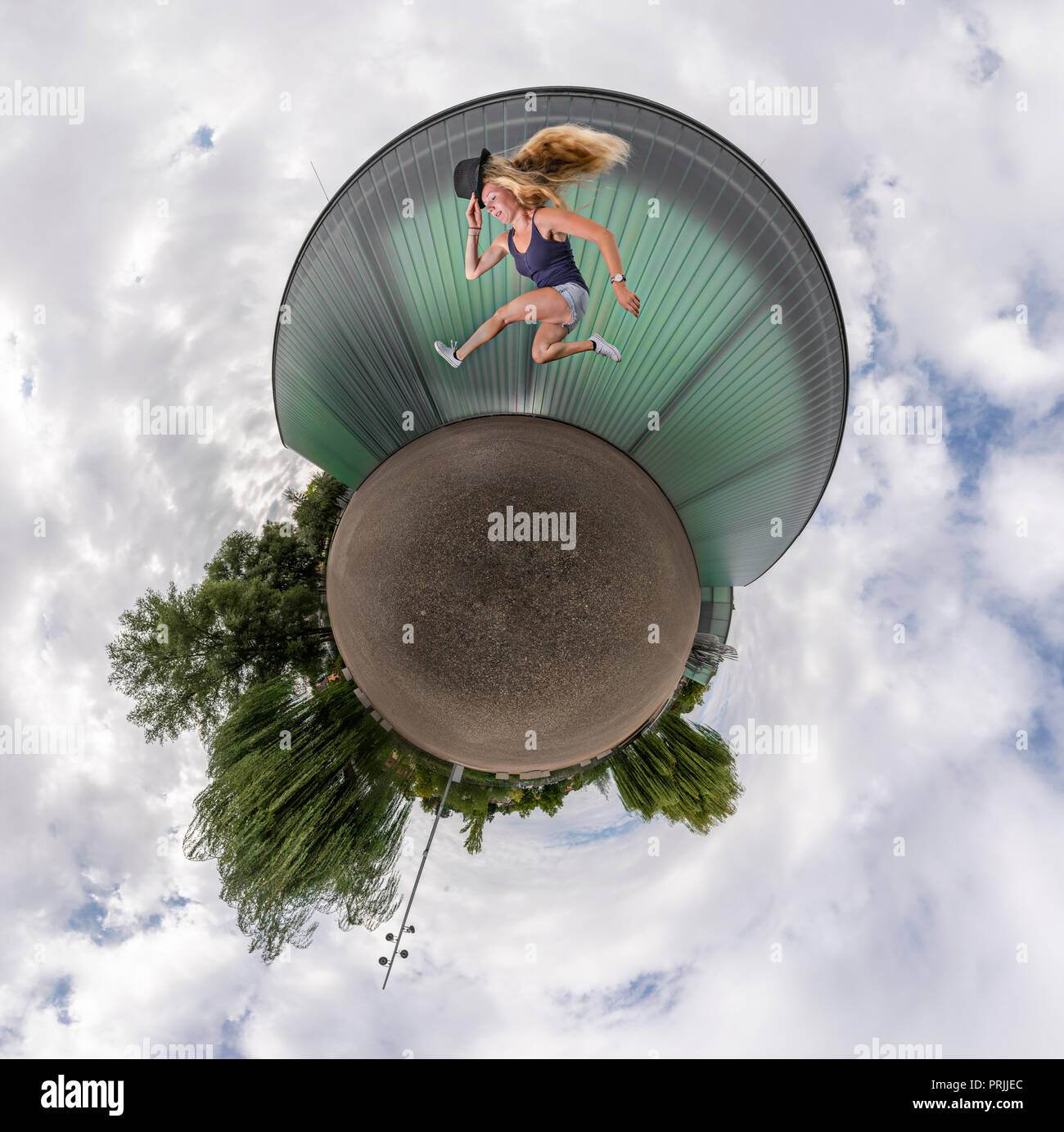 Little Planet, Springen, Frau mit Hut springt, Deutschland Stockfoto