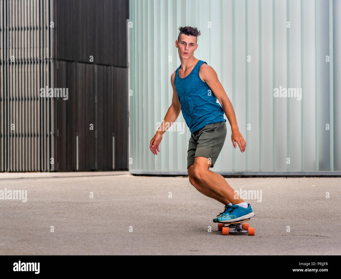 Teenager, 17 Jahre, Fahrten Longboard, Deutschland Stockfoto