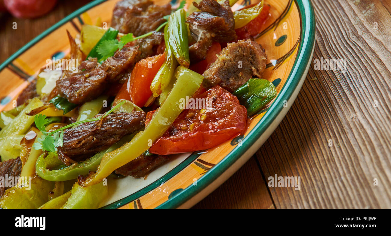 Ker-u-sus, armenische Küche, Gericht mit gebratenem Rindfleisch skirt Steak und Paprika, Traditionelle verschiedene Gerichte, Ansicht von oben. Stockfoto