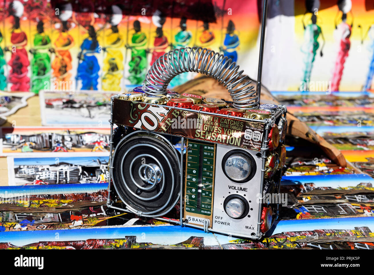 Kunst und Kunsthandwerk auf dem Markt stehen im Township Khayelitsha, Kapstadt, Western Cape, Südafrika Stockfoto