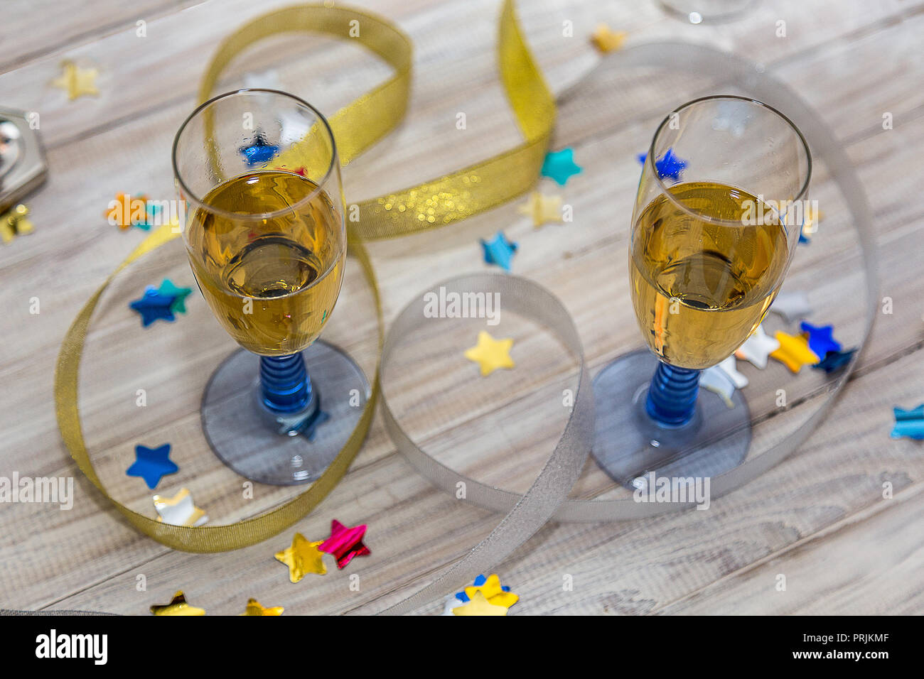 Zwei Sektgläser auf einem Holztisch mit Konfetti Stockfoto