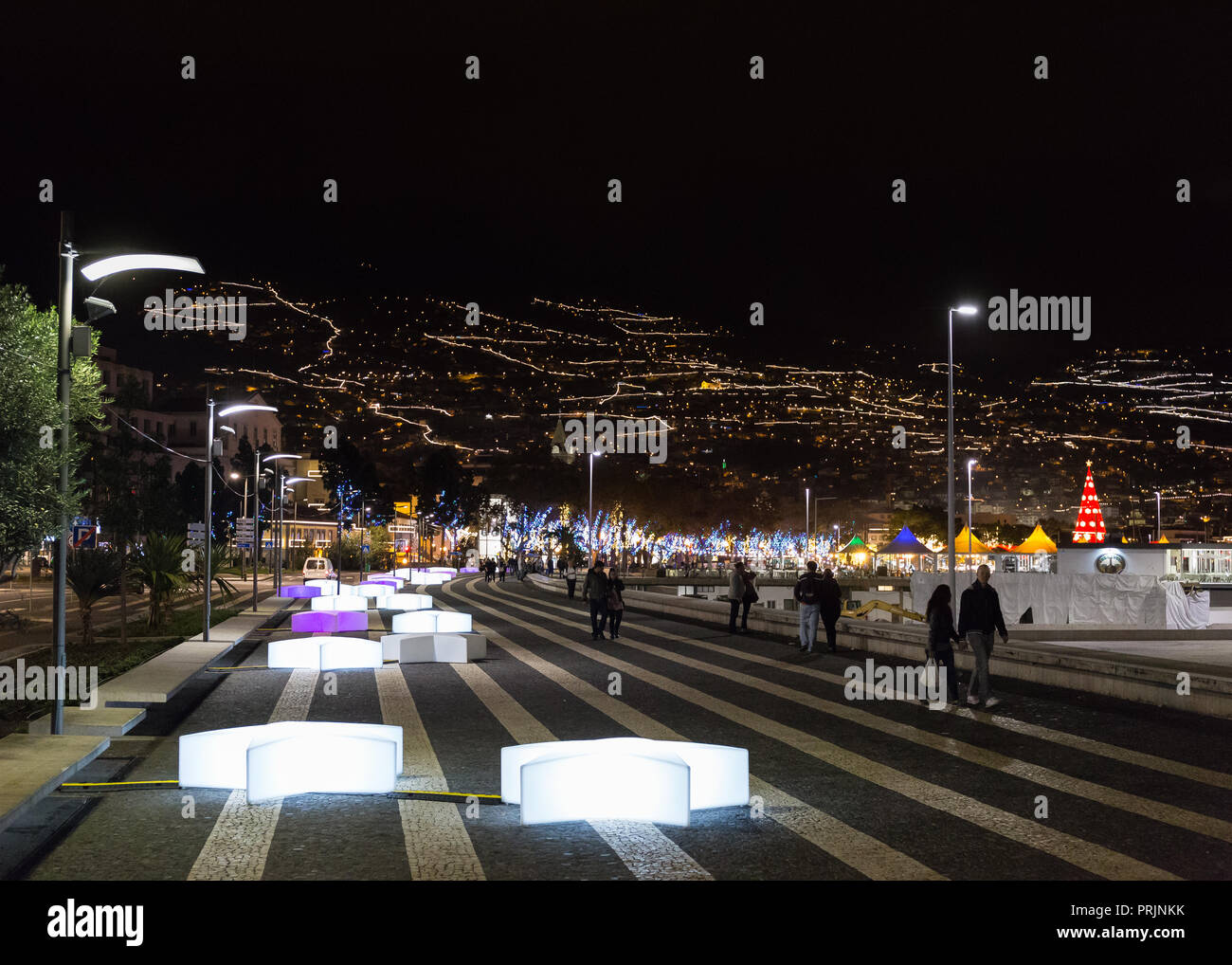 FUNCHAL, PORTUGAL - 7. DEZEMBER 2016: typischen bunten Weihnachtsbeleuchtung durch die Bäume, Straßen, Statuen und Gebäude der Stadt Funchal, Madeira, Stockfoto