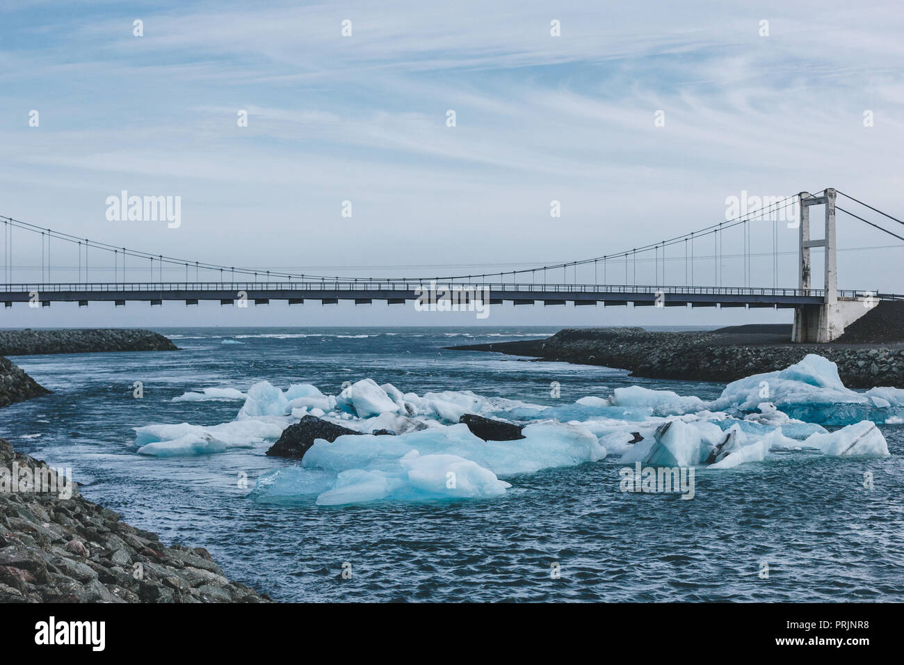Brücke über Blue River mit Gletscherwasser in Jokulsarlon, Island Stockfoto