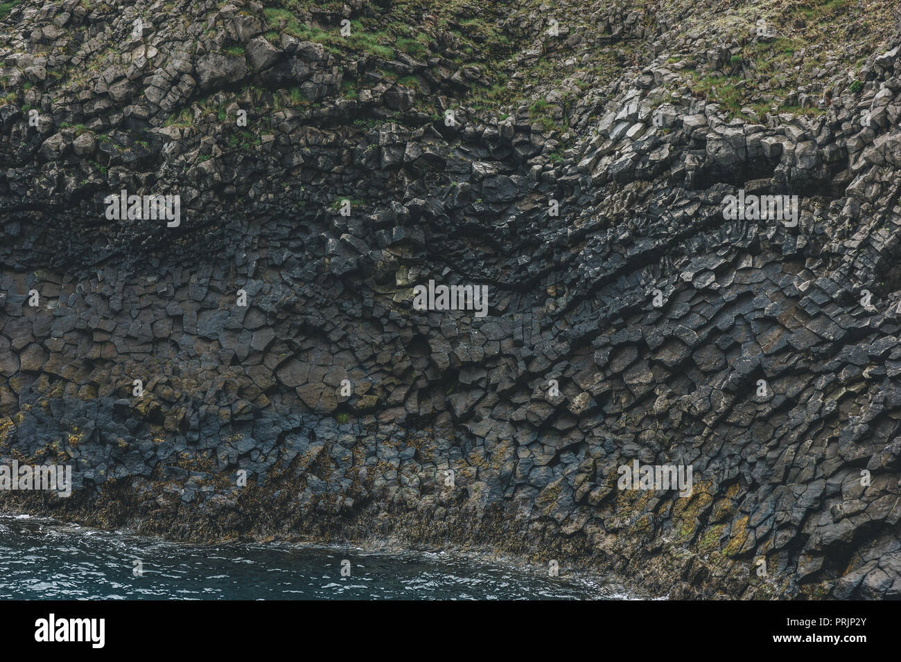 Full Frame Schoß der dunklen Rocky Textur mit Moos Stockfoto