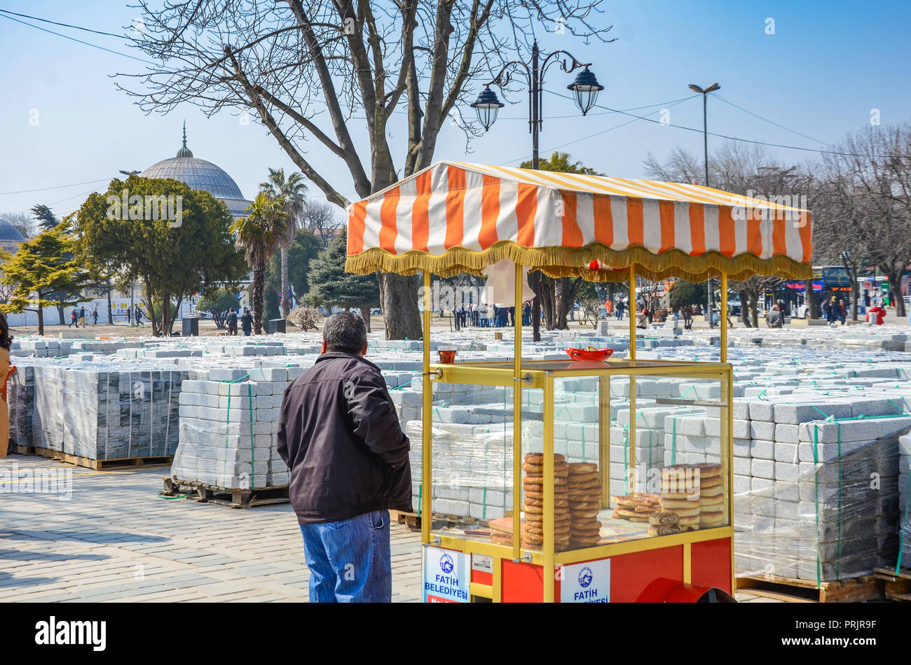 Verkäufer der türkischen Bagels (Simit) in der Nähe von Sultanahmet Square im Zentrum von Istanbul, Türkei Stockfoto